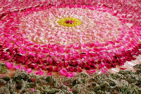  2004 г. Ранголи - цветочный калейдоскоп из лепестков роз и пионов