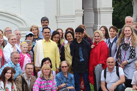 Шри Пракаш Джи с учениками в парке Коломенское. Москва