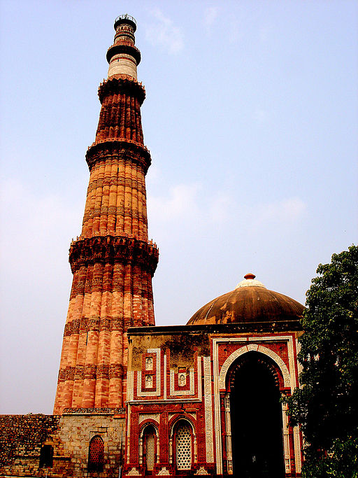 Башня Кутб-Минар и окружающие ее археологические памятники (Дели)